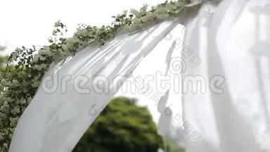 <strong>婚庆</strong>花拱装饰.. 公园里装饰着鲜花的婚礼拱门